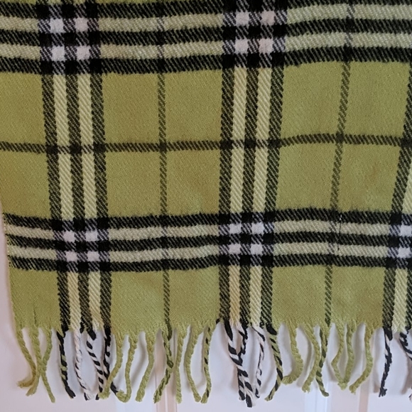 Women's scarf - Picture 2 of 3